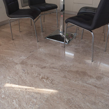 Countryside kitchen:latte travetine floor whith flexible slate