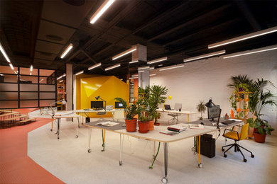 Modelo de estudio abovedado minimalista de tamaño medio con paredes multicolor, suelo de linóleo, escritorio independiente, suelo multicolor y ladrillo