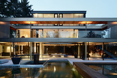 Dreistöckiges Modernes Haus mit Flachdach in Sonstige