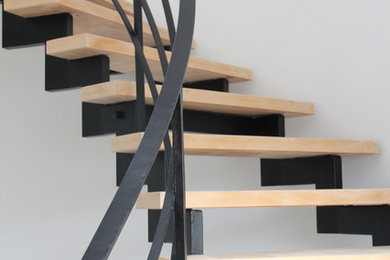 Diseño de escalera curva de tamaño medio con escalones de madera