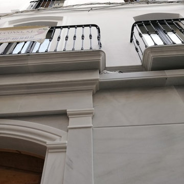 Fachada realizada en mármol blanco macael