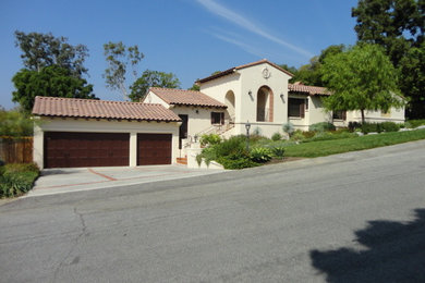 Example of a mountain style home design design in Orange County