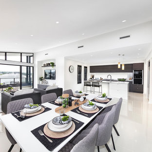 ウロンゴンの中サイズのコンテンポラリースタイルのLDKの画像 (白い壁、セラミックタイルの床、白い床)