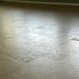 ダラスの小さいモダンスタイルのおしゃれな書斎 (緑の壁、コルクフローリング、暖炉なし、自立型机、ベージュの床) の写真