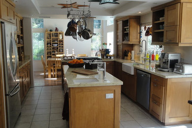 Kitchen - traditional kitchen idea in San Diego