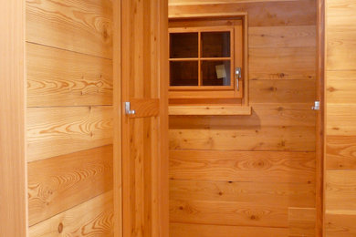Ispirazione per un ingresso o corridoio stile rurale con pavimento in legno massello medio, soffitto in legno e pareti in legno