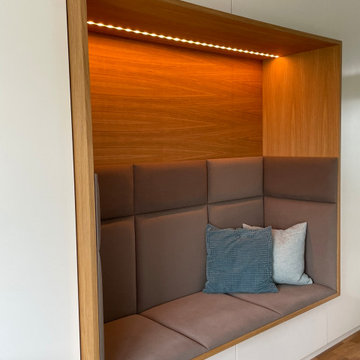 Visuelle Räumlichkeit: Cleveres Design für Ess- und Wohnzimmer mit Büroecke
