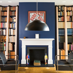 Inspiration för mellanstora moderna separata vardagsrum, med blå väggar, korkgolv och en standard öppen spis