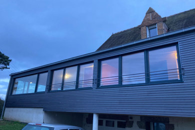 Inspiration pour une façade de maison design.