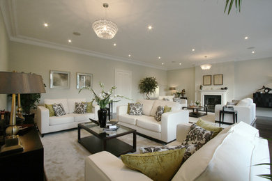 Design ideas for a transitional living room in Surrey.