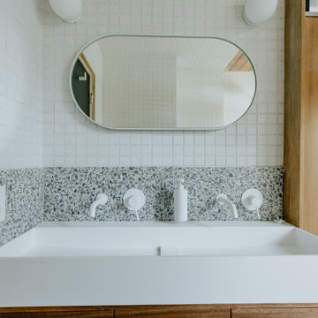 2x2 Daisy Midcentury Bathroom