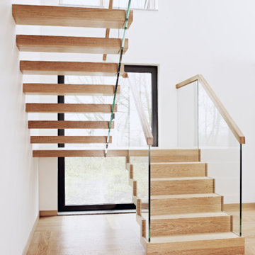 Wohnresidenz mit einer Hybridtreppe aus Faltwerk- und Kragarmtreppe