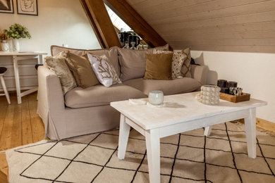 Aménagement d'un petit salon mansardé ou avec mezzanine campagne avec un mur blanc, un sol en bois brun, un téléviseur indépendant et un plafond en lambris de bois.