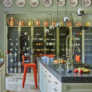 Diseño de cocina comedor de galera, ecléctica, de tamaño medio, con puertas de armario blancas, una isla, fregadero bajoencimera y armarios estilo shaker