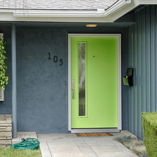 Новые идеи обустройства дома: большая входная дверь в современном стиле с синими стенами, одностворчатой входной дверью и зеленой входной дверью