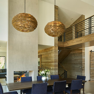 ソルトレイクシティの中サイズのコンテンポラリースタイルのLDKの画像 (ベージュの壁、濃色無垢フローリング、両方向型暖炉、漆喰の暖炉まわり、茶色い床)