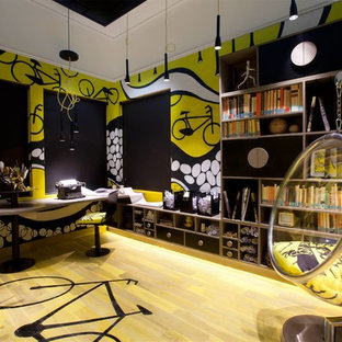 Imagen de despacho contemporáneo con escritorio empotrado y suelo amarillo