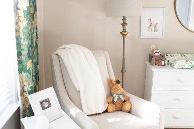 アトランタにある高級な中くらいなトランジショナルスタイルのおしゃれな赤ちゃん部屋 (ベージュの壁、カーペット敷き、男の子用、ベージュの床、壁紙) の写真