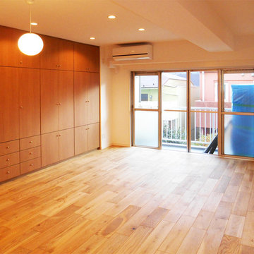 ナチュラルな木材に囲まれた部屋