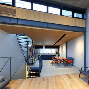 京都のインダストリアルスタイルのLDKの画像 (白い壁)