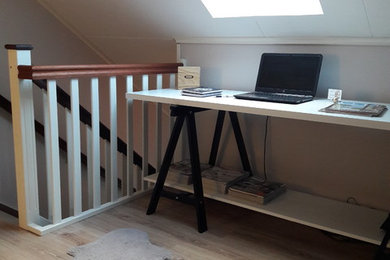Inspiration för moderna arbetsrum, med grå väggar, laminatgolv och ett fristående skrivbord