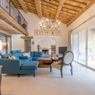 Großes, Repräsentatives Mediterranes Wohnzimmer im Loft-Stil mit weißer Wandfarbe, Keramikboden, beigem Boden, Kamin und verputztem Kaminsims in Marseille