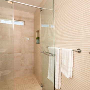 Walk-in shower with niche
