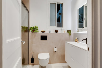 Imagen de cuarto de baño principal, único y flotante moderno pequeño con armarios tipo mueble, puertas de armario marrones, ducha a ras de suelo, sanitario de pared, ducha con puerta corredera, hornacina y microcemento