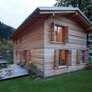 Mittelgroßes, Zweistöckiges, Braunes Uriges Einfamilienhaus mit Holzfassade und Satteldach in München