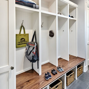 サンフランシスコの中サイズのトランジショナルスタイルのおしゃれな家事室 (スロップシンク、シェーカースタイル扉のキャビネット、白いキャビネット、クオーツストーンカウンター、グレーの壁、磁器タイルの床、左右配置の洗濯機・乾燥機) の写真