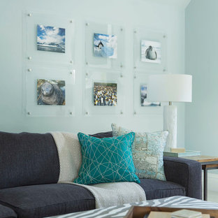 Exemple d'une salle de cinéma chic de taille moyenne et fermée avec un mur bleu, un sol en bois brun et un sol marron.
