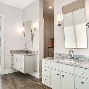 Bäder mit schwarzen Fliesen und bunter Waschtischplatte Ideen, Design