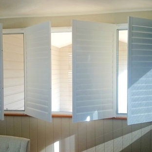 ウロンゴンの中サイズのビーチスタイルのLDKの画像 (白い壁、淡色無垢フローリング)