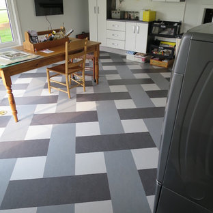 ミルウォーキーの巨大なトランジショナルスタイルのおしゃれな家事室 (リノリウムの床、左右配置の洗濯機・乾燥機) の写真