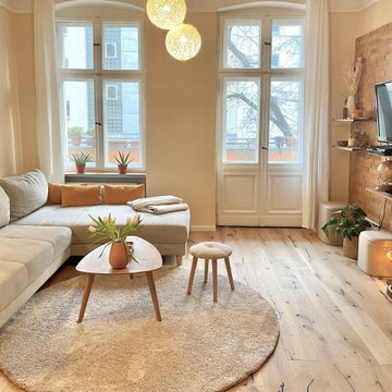 Helles Wohnzimmer mit natürlichen Materialien und Holzwand