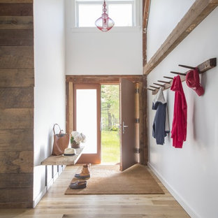 ボストンの巨大な片開きドアカントリー風おしゃれな玄関の写真