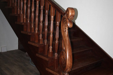 Источник вдохновения для домашнего уюта: прямая лестница среднего размера в классическом стиле с крашенными деревянными ступенями, крашенными деревянными подступенками и деревянными перилами