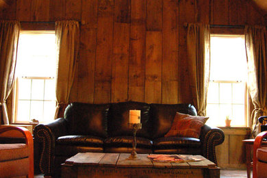 Ejemplo de cine en casa rústico de tamaño medio con paredes marrones y suelo de madera en tonos medios