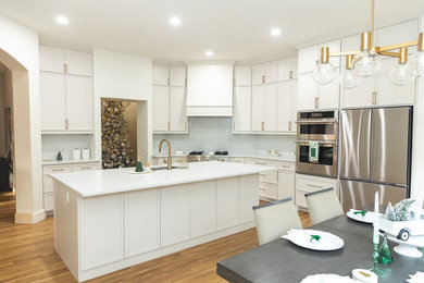 Transitional kitchen photo in Dallas