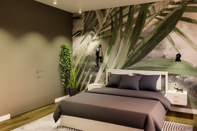 Свежая идея для дизайна: детская среднего размера в современном стиле с спальным местом, зелеными стенами, полом из ламината, бежевым полом и обоями на стенах - отличное фото интерьера