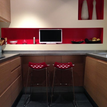 cocina en roble, inox y rojo