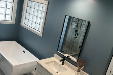 Example of a minimalist bathroom design in Tampa
