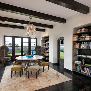 Große, Fernseherlose, Abgetrennte Mediterrane Bibliothek ohne Kamin mit weißer Wandfarbe und dunklem Holzboden in Sonstige