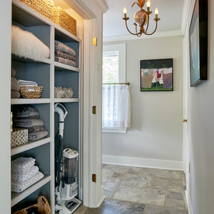 Foto på en stor vintage hall, med vita väggar och travertin golv