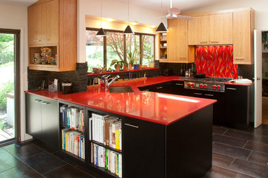 Example of an eclectic kitchen design in Cincinnati