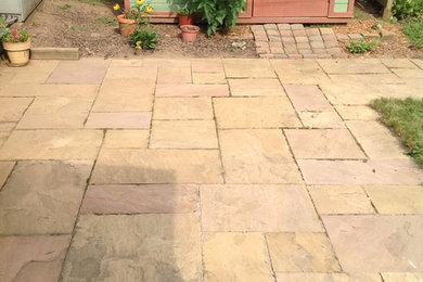 Stone patio using pattern flagging in a different color