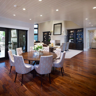 ソルトレイクシティの広いトラディショナルスタイルのLDKの画像 (グレーの壁、濃色無垢フローリング、暖炉なし、茶色い床)