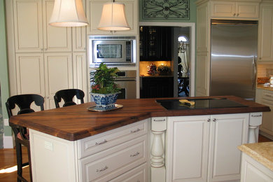 Kitchen - traditional kitchen idea in Atlanta