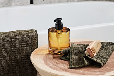 Inspiration for a modern bathroom in Melbourne.