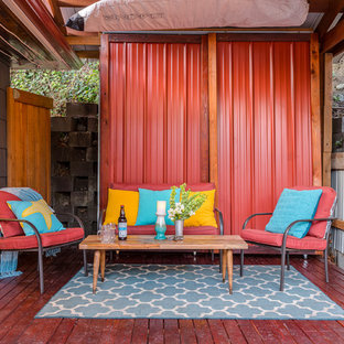 シアトルの小さいビーチスタイルのおしゃれな裏庭のデッキの写真